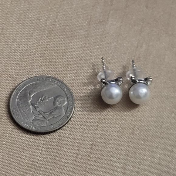 Faux pearl cat shaped post earrings - Picture 2 of 2